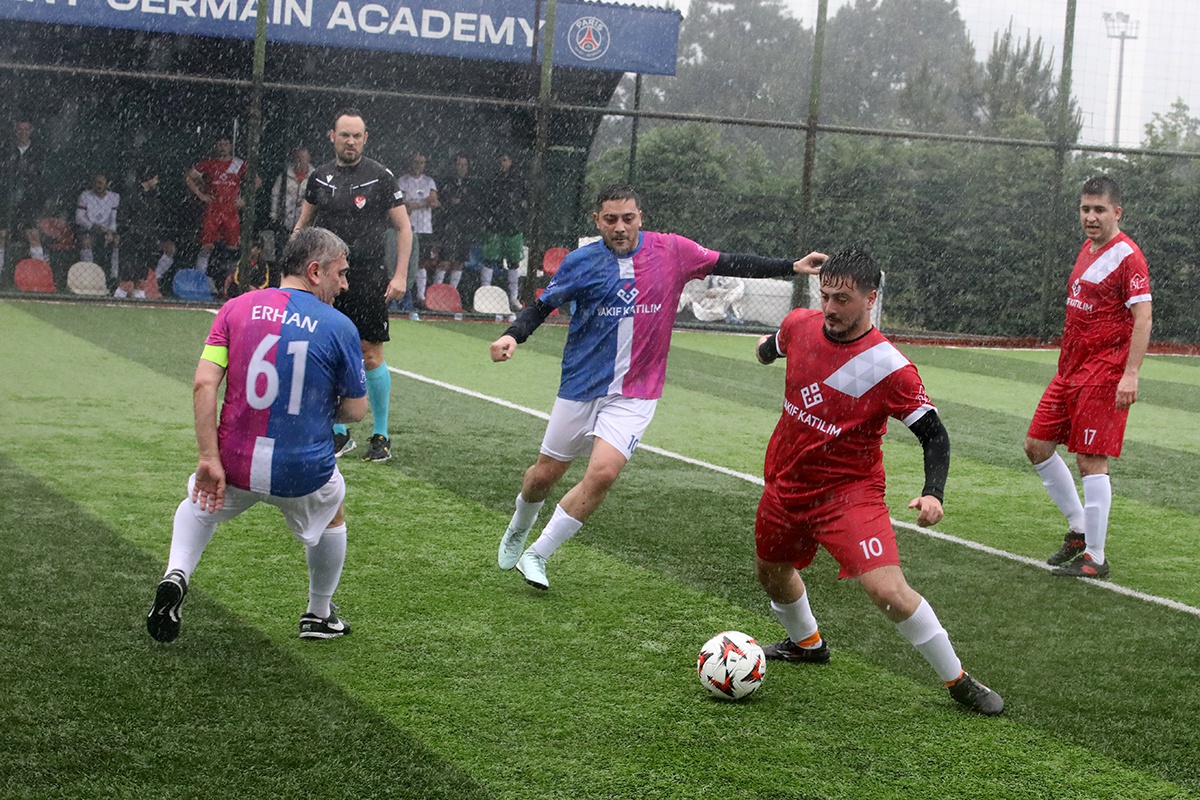 Dört Takım Yolu Yarıladı